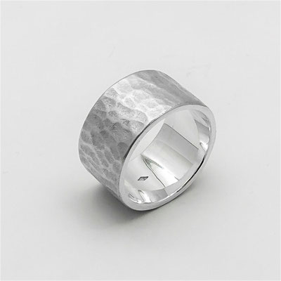 hashka-fusion-bague-contemporaine-large-martele-homme-argent-bijoutier-joaillier-createur-auvergne-rhone-alpes