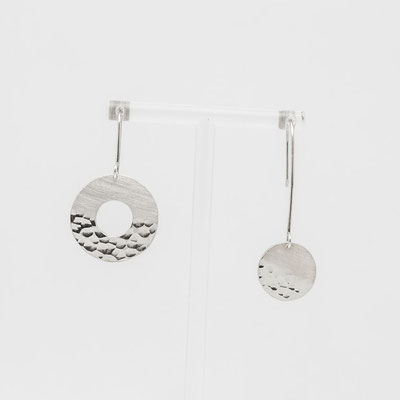 boucles-oreille-contemporaines-argent-asymetrique-martelees-artisan-bijoutier-joaillier-createur-auvergne-rhone-alpes