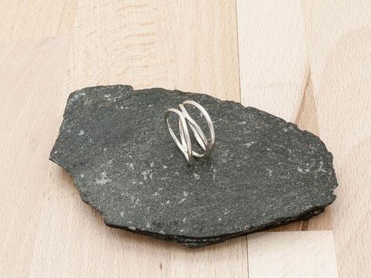 bague-fil-argent-martele-homme-femme-creation-contemporaine-bijoutier-joaillier-auvergne-rhone-alpes 