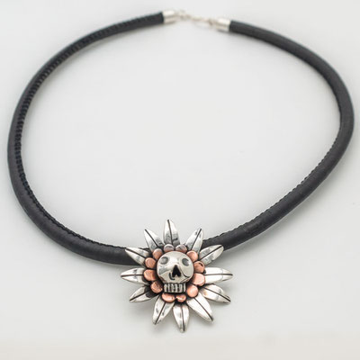 collier-calavera-tete-de-mort-fleur-argent-cuir-artisan-bijoutier-joailler-createur-auvergne
