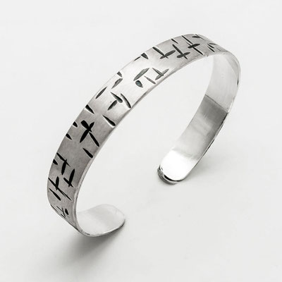 bracelet-jonc-contemporain-large-argent-homme-femme-martele-noir-blanc-graphique-bijoutier-joaillier-createur-auvergne-rhone-alpes