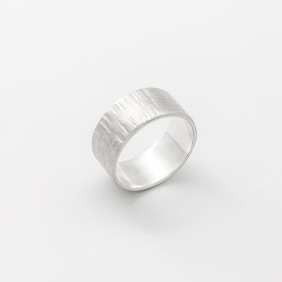 bague-martelee-argent-homme-femme-creation-contemporaine-bijoutier-joaillier-auvergne-rhone-alpes