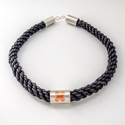 collier-cuir-argent-croix-contemporain-homme-femme-argent-bijoutier-joailler-createur-auvergne-rhone-alpes