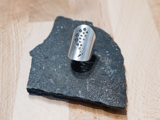 bague-longue-argent-martele-homme-femme-creation-contemporaine-bijoutier-joaillier-auvergne-rhone-alpes 