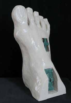 Fusshaus, 2015, Ton glasiert, 12 x 13 x 27 cm