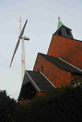 102 - Windrad, Eurogate, Bremerhaven, hinter Kirche, Museum der 50er Jahre