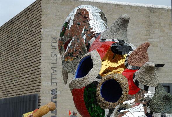 14- Niki de Saint Phalle Plastik mit Schwäbisch Hall  im Hintergrund