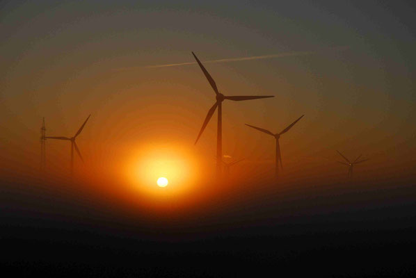 33 - Windrad, Windkraftanlage, Windkraft, Windgenerator, Ökostrom,  Windpark Oederquart, Dämmerung,  Sonnenaufgang, Sonnenuntergang, Nebel