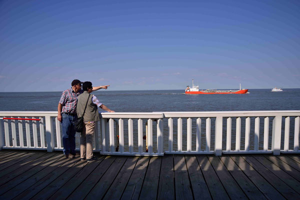 32 - Zuschauer auf der Alten Liebe in Cuxhaven