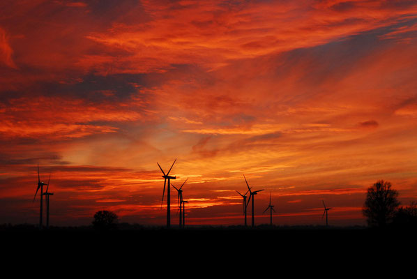 9-  Windrad, Windkraftanlage, Windpark, Windkraft, Windgenerator, Windpark Oederquart, Dämmerung, Niedersachsen, Ökostrom, Sonnenuntergang