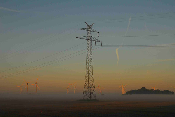 37- Windrad, Windkraftanlage, Windkraft, Windgenerator, Ökostrom,  Windpark Oederquart, Dämmerung, Nebel, neblig