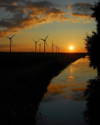 7- Windrad, Windkraftanlage, Windpark, Windkraft, Windgenerator, Windpark Oederquart, Dämmerung, Spiegelung, Niedersachsen, Ökostrom