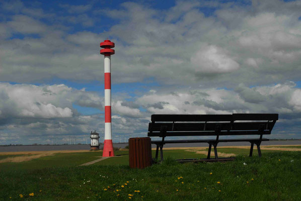 53 - Windpark Brunsbüttel, Baljer Leuchttürme Vordergrund, Elbe, Bank