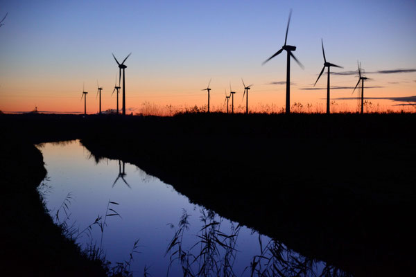 3- Windrad, Windkraftanlage, Windpark, Windkraft, Windgenerator, Windpark Oederquart, Dämmerung, Äkostrom