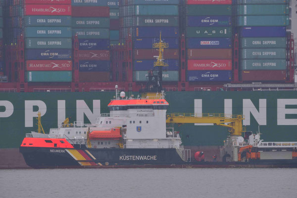 Küstenwache mit havarierten Containerschiff Indian Ocean China shipping Line