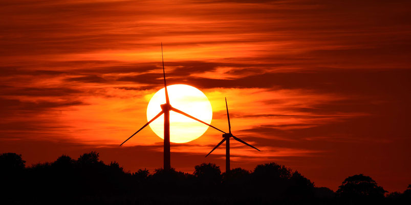 142 - Windrad vor untergehender Sonne mit romantischem Sonnenuntergang.