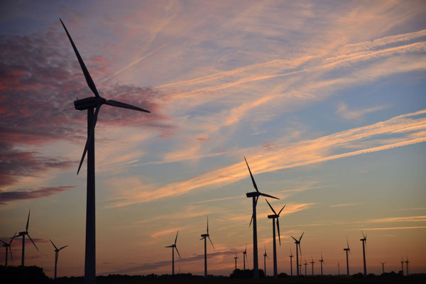 15- Windrad, Windkraftanlage, Windpark, Windkraft, Windgenerator, Windpark Oederquart, Niedersachsen, Ökostrom, Abendstimmung, nice sky