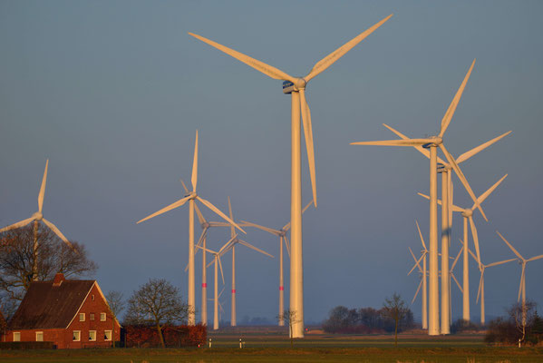 151 - Windkraftanlage in der Nähe einer Siedlung und Wohnhäusern.