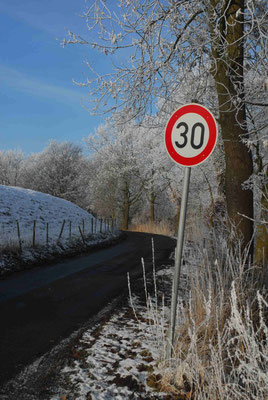 75- Verkehrsschild, 30, Schild, Straßenschild, Winter, Schnee