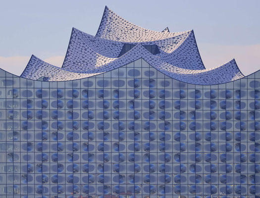 4 - Hamburger Elbphilharmonie 2016 in Gesamtansicht.