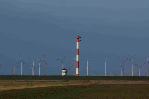 50 - Windpark Brunsbüttel, Baljer Leuchttürme Vordergrund, Elbe