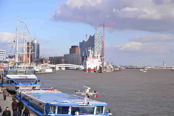 5 - Hamburg Philharmonie mit Hafen im Vordergrund. 