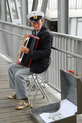 53- Hamburg ein Seemann mit Akkordeon macht Straßenmusik. 