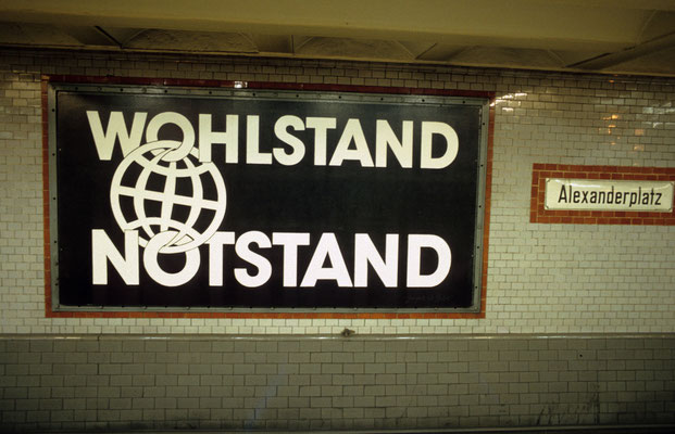 1- Berlin, Alexanderplatz, U-Bahn, Plakat, Wohlstand, Notstand.