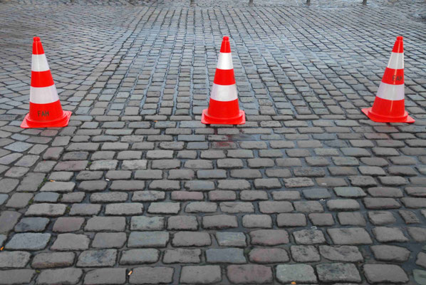 87- Hamburg, Pflastersteine, Pflasterstraße mit Verkehrshütchen