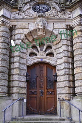12 - Gerichtsgebäude Eingangsportal Totale.