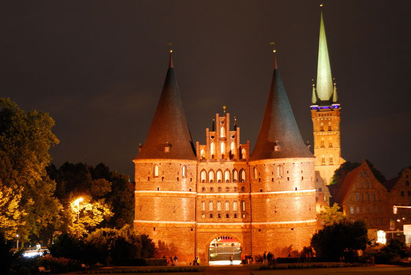 7 - Lübecker Holstentor bei Nacht aufgenommen.