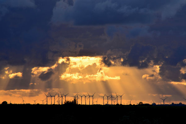 6- Windrad, Windkraftanlage, Windpark, Windkraft, Windgenerator, Windgenerator, Dämmerung, Schleswig Holstein, Brunsbüttel, Ökostrom