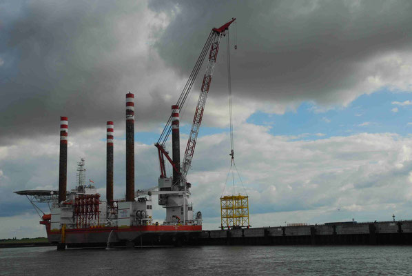 119 - Errichtung einer neuer Windkraftanlage bei Cuxhaven in Offshore -  Methode.