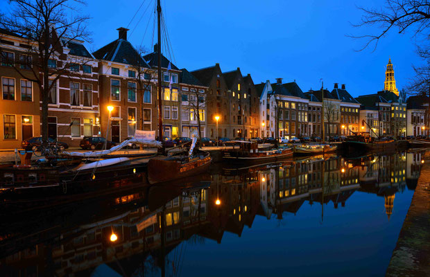 21 - In de Graachten in Groningen, Groningens Grachten in Abenddämmerung. 