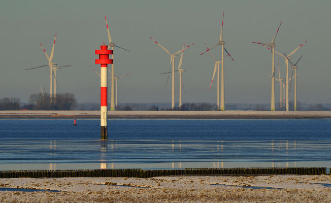 139 -  Windräder an der Elbe zwischen Cuxhaven und Hamburg mit Leuchtturm im Vordergrund. 