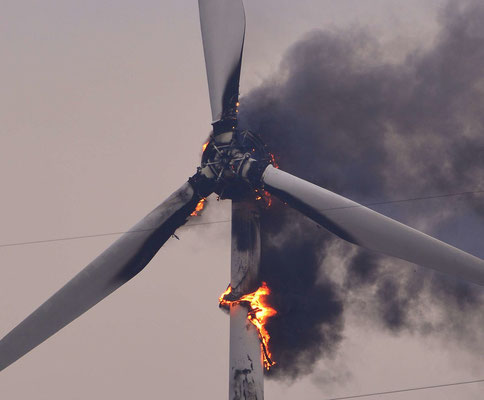 130- Die Rotorblätter fangen Feuer an einer Windkraftanlage in Oederquart. Die Feuerwehr konnte nichts tun.