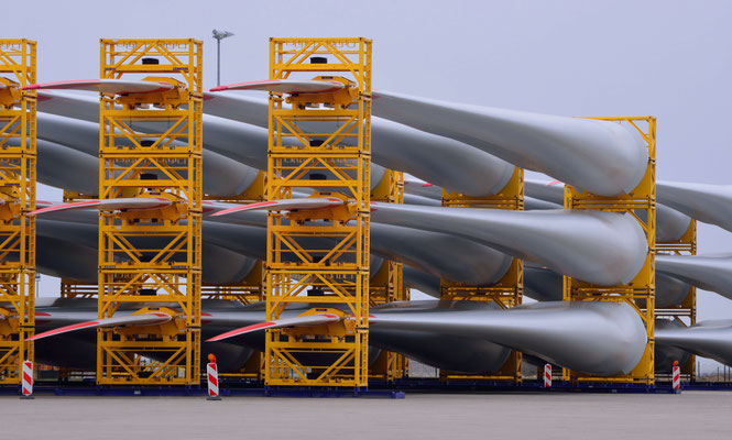 144 - Rotorblätter für Windkraftanlagen liegen zum Abtransport in Bremerhaven bereit.