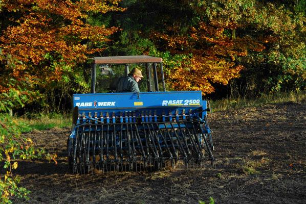 10-  Bauer mit Traktor bestellt sein Feld, Traktor auf Acker