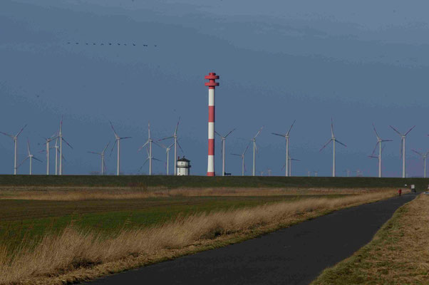 51 - Windpark Brunsbüttel, Baljer Leuchttürme Vordergrund, Elbe