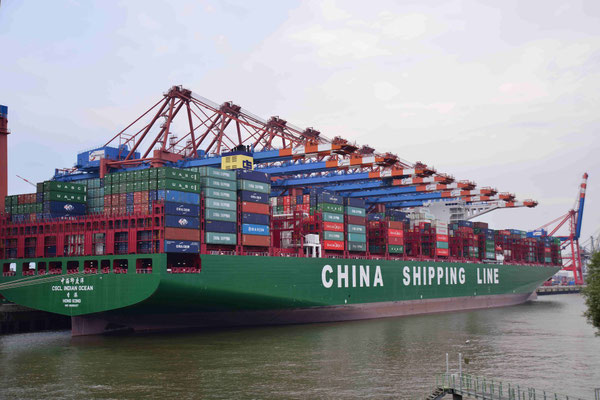 3 - China Shipping Line im Hamburger Hafen beim Löschen der Ladung.