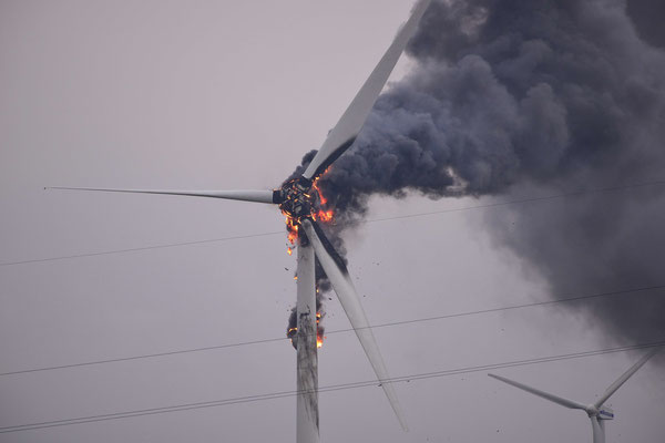 133- Ein Feuer an einem Windrad nahe Oederquart, Wischhafen, Freiburg (Elbe) am 04. April 2016.