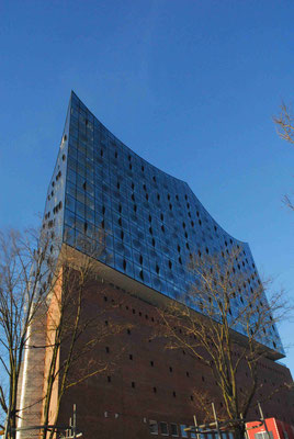 25 - Hamburg Elbphilharmonie ein Blick von unten.