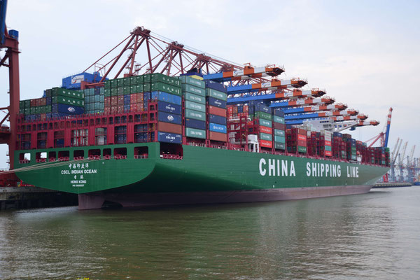 4 -China Shipping Line beim Löschen, Entladen, Beladen, CSL Hafen Hamburg, Eurokai