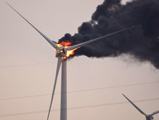 129- Dichter Qualm und Feuer an einem Windrad in Oederquart bei Stade (Niedersachsen). Die Gondel brennt.