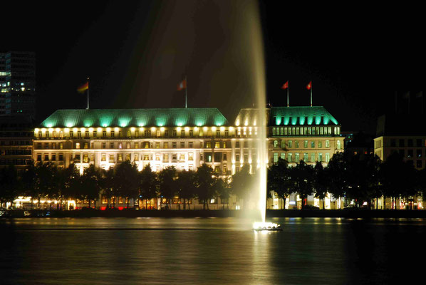 30- Hamburg, an der Binnenalster das Hotel Vier Jahreszeiten beleuchtet in Abendstimmung.