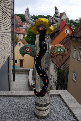 12- Niki de Saint Phalle mit Stadt im Hintergrund