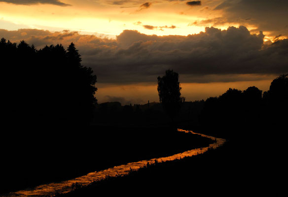8- Bach, Sonnenuntergang, Spiegelung im Bach, lokks like Lavastrom