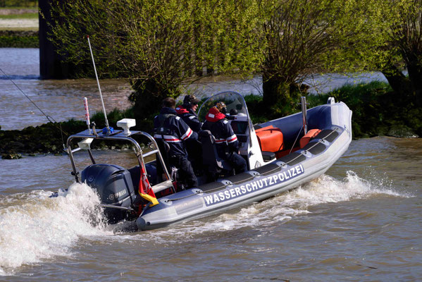 202 - Die Wasserschutzpolizei bei der Arbeit.