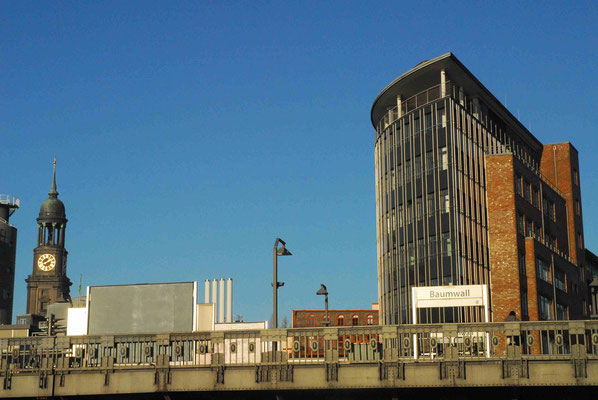 31 - Blick auf die S-bHan und Hochbahnbrücke Bahnhof.