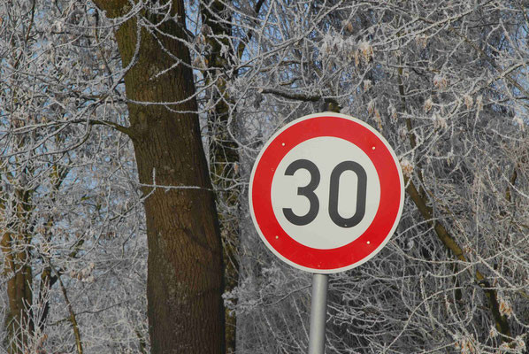 74- Verkehrsschild, 30, Schild, Straßenschild, Winter, Schnee